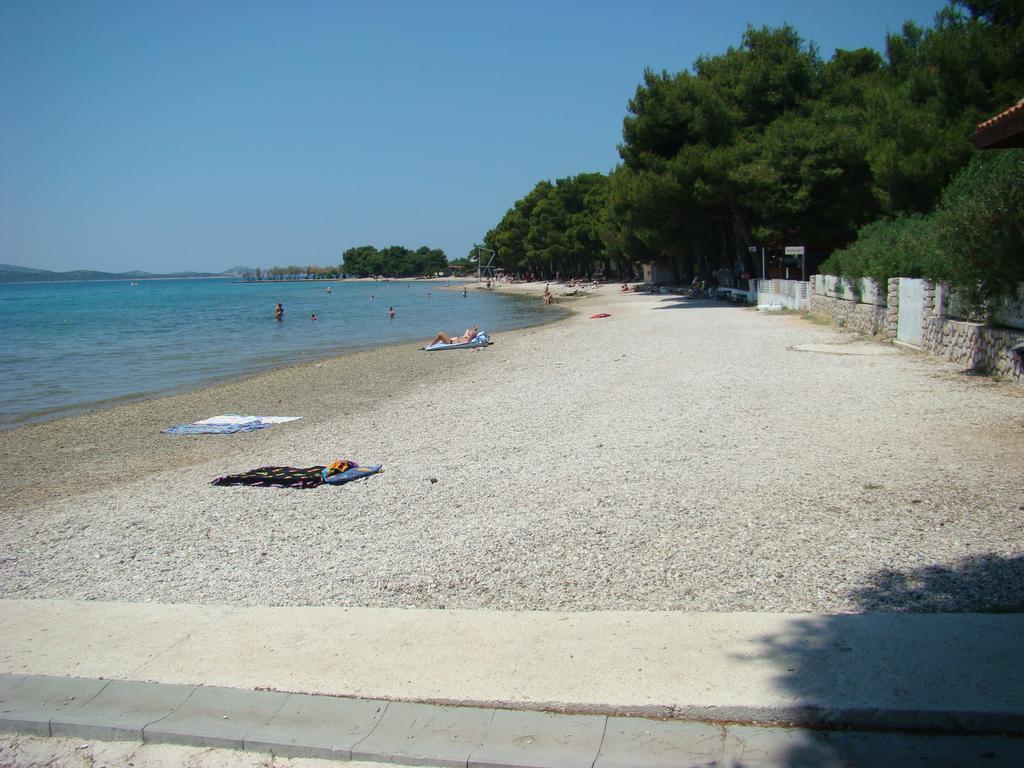 Apartments Pinus Pirovac Bagian luar foto