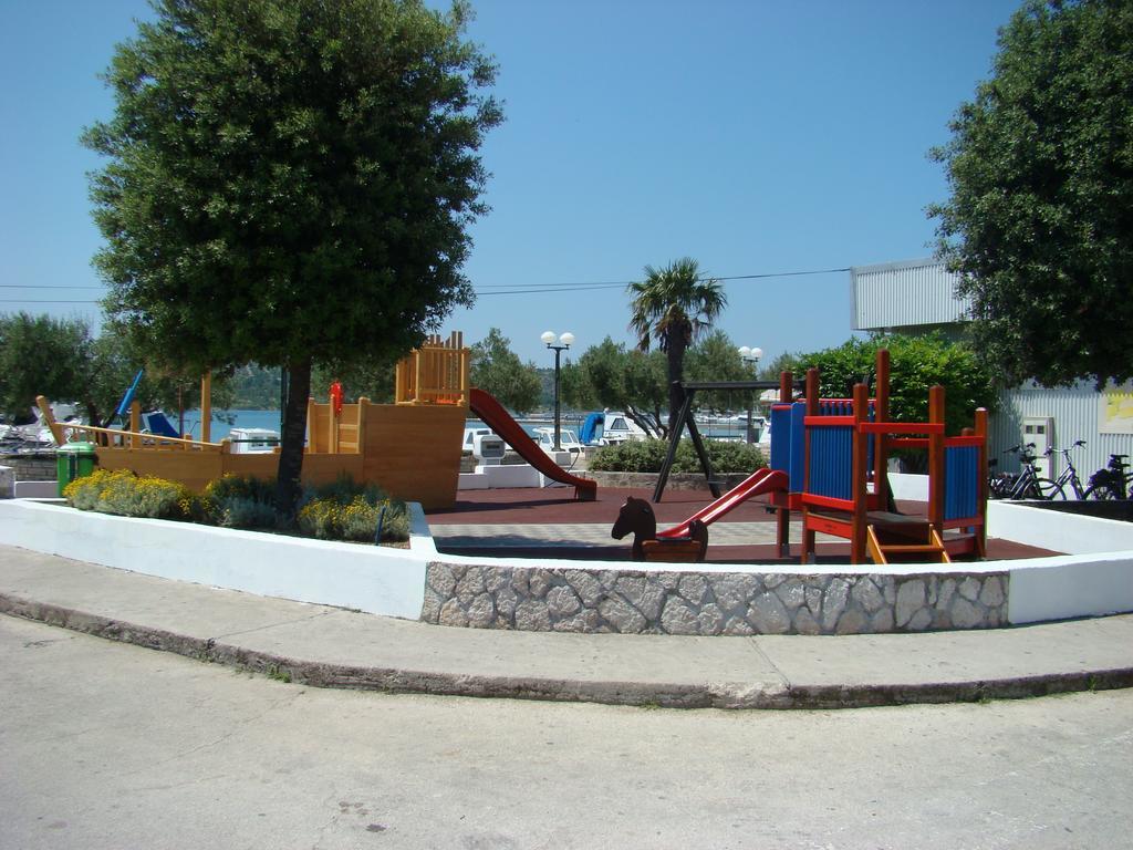 Apartments Pinus Pirovac Bagian luar foto